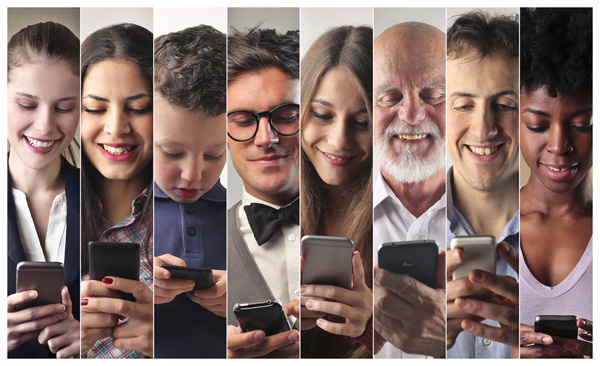 Smartphone Nutzung - Menschen verschiedener Altersgruppen nutzen ein Smartphone